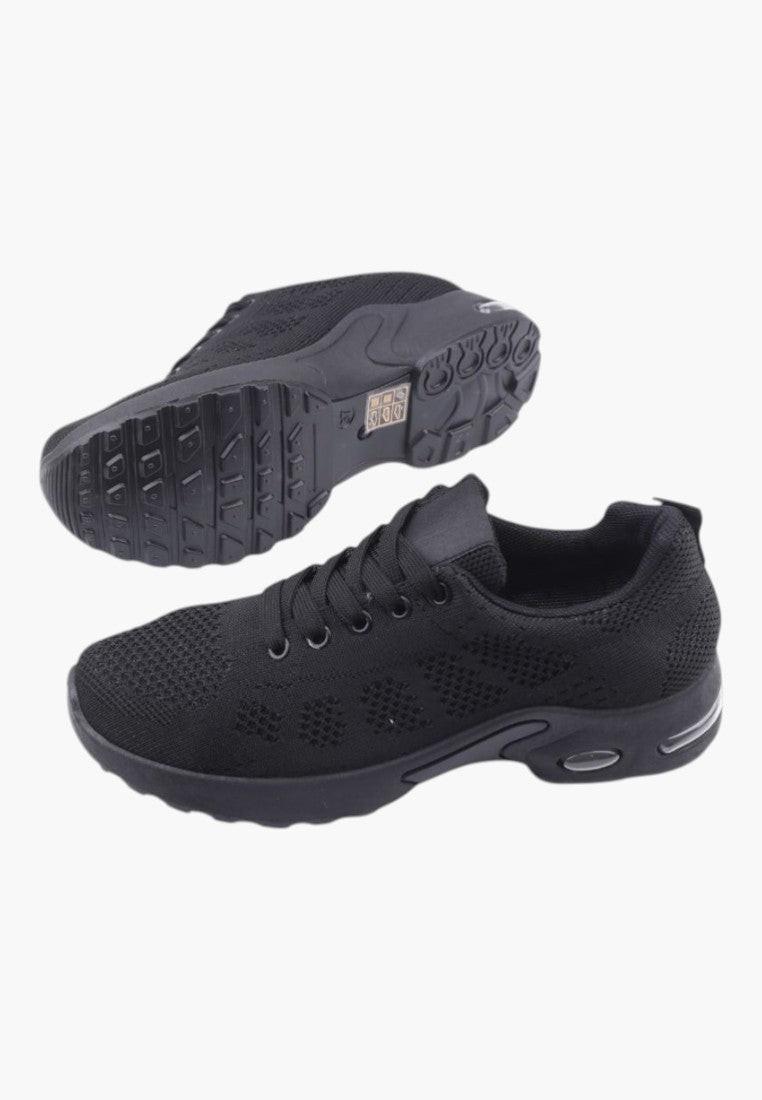 Inny kąt czarnych sneakersów damskich z gumową podeszwą.