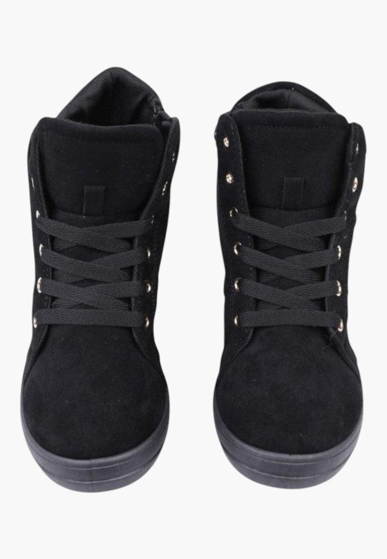 Czarne sneakersy damskie w stylu wysokich butów, widok z boku