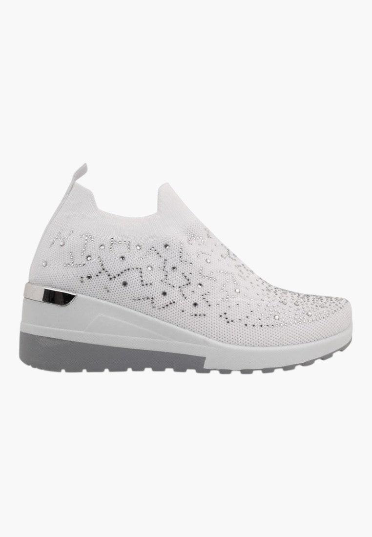 Widok z boku czarnych sneakersów damskich na koturnie z teksturowanym materiałem.