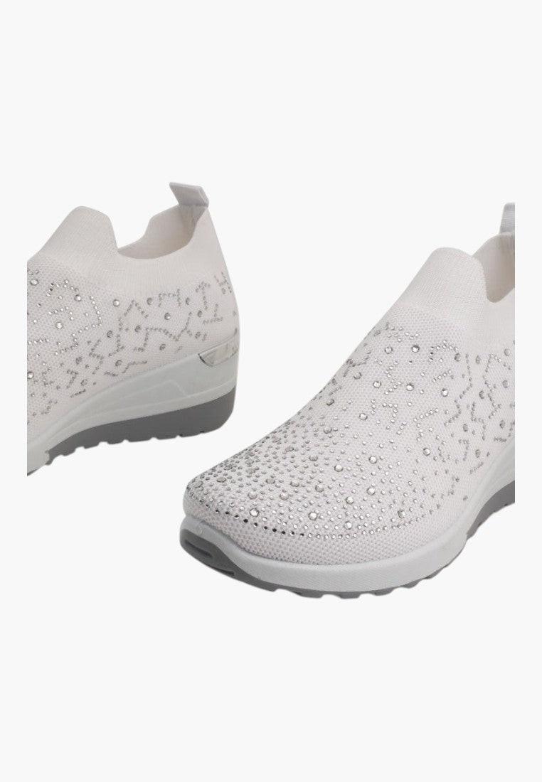 Detal teksturowanej cholewki czarnych sneakersów damskich na koturnie.