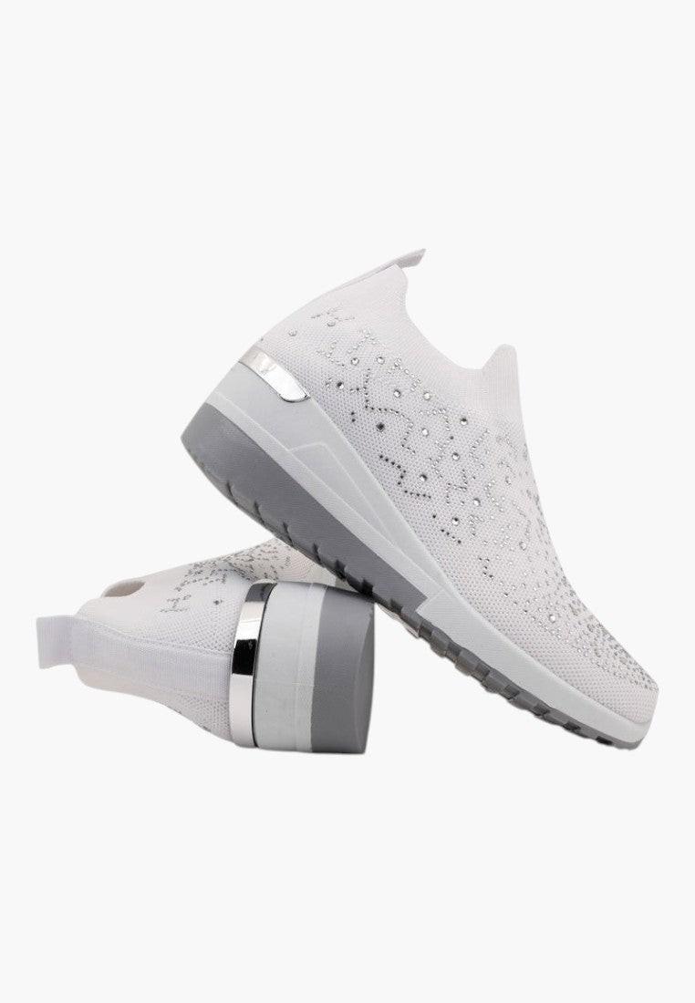 Widok z boku czarnych sneakersów damskich na koturnie w minimalistycznym stylu.