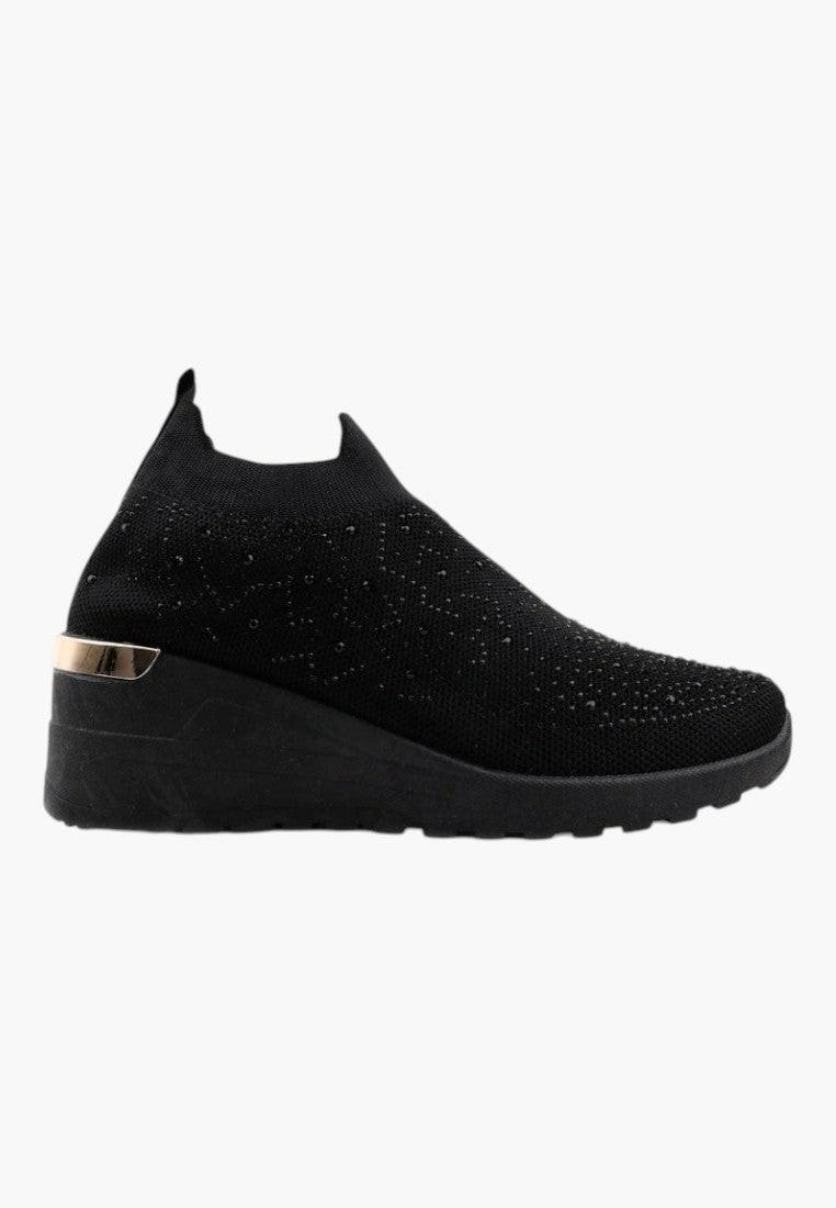 Widok z boku czarnych sneakersów damskich na koturnie z elastycznym wierzchem.