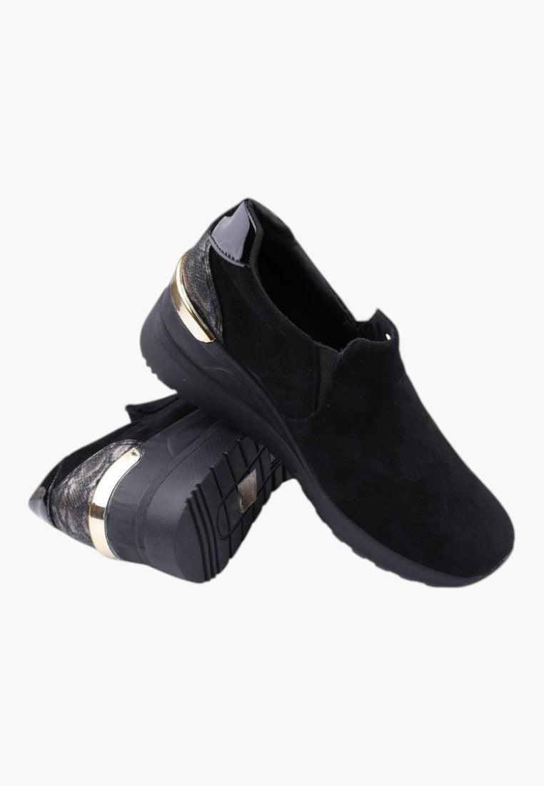 Inna perspektywa czarnych sneakersów damskich z białym tłem