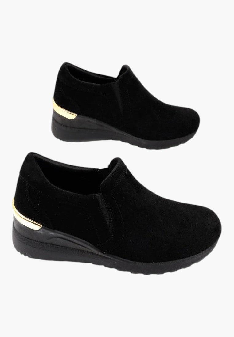 Widok z innej perspektywy czarnych sneakersów damskich na koturnie z ukrytym obcasem.