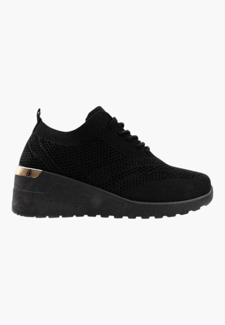 Widok z boku czarnych sneakersów damskich na koturnie z zamszowym materiałem.