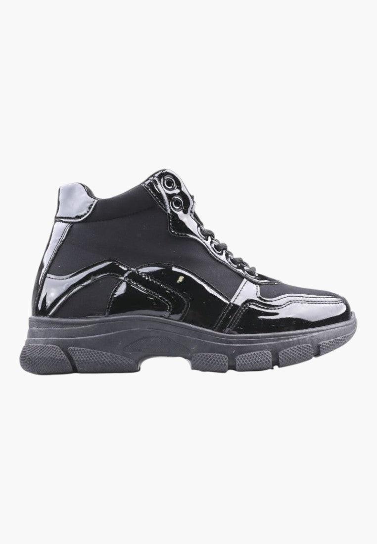 Czarne sneakersy damskie z lakierowanej ekoskóry, widok z boku.