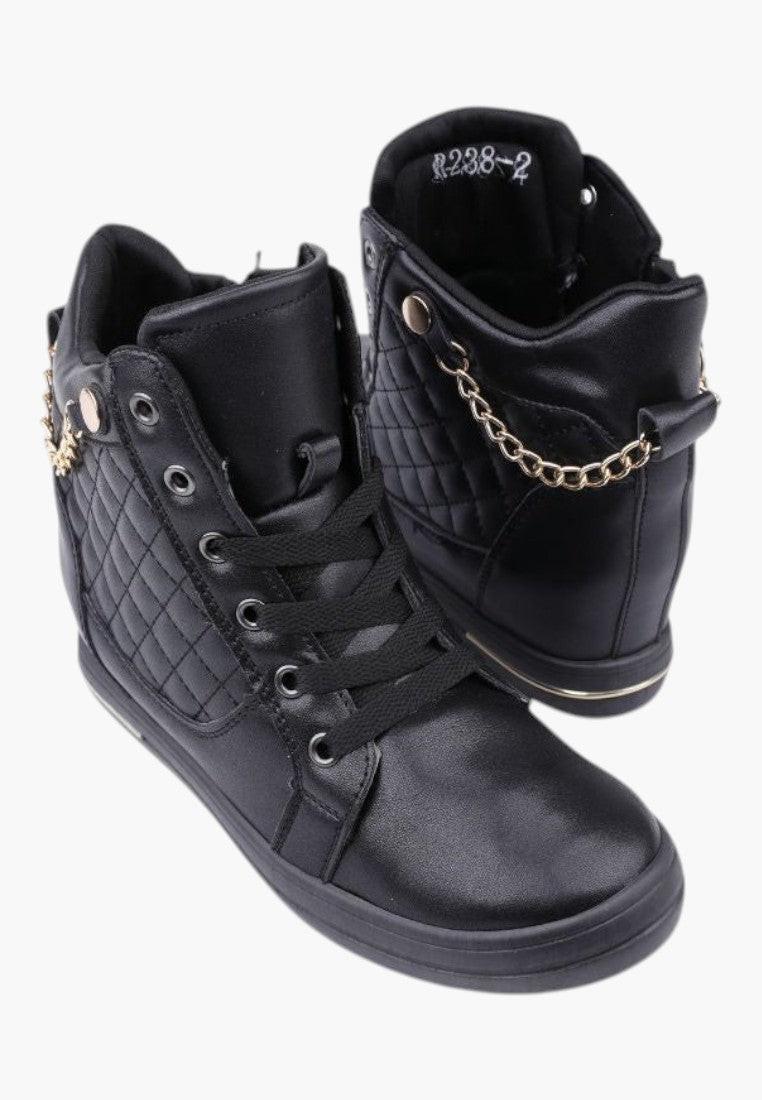 Czarne sneakersy damskie z łańcuszkiem, widok z boku.