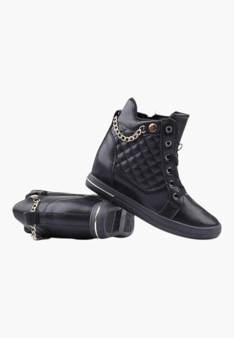 Czarne sneakersy damskie z łańcuszkiem, widok z boku.