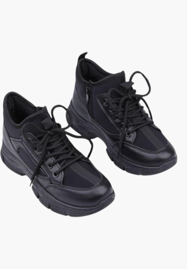 Czarne sneakersy damskie w stylu lifestyle, widok z boku na białym tle.