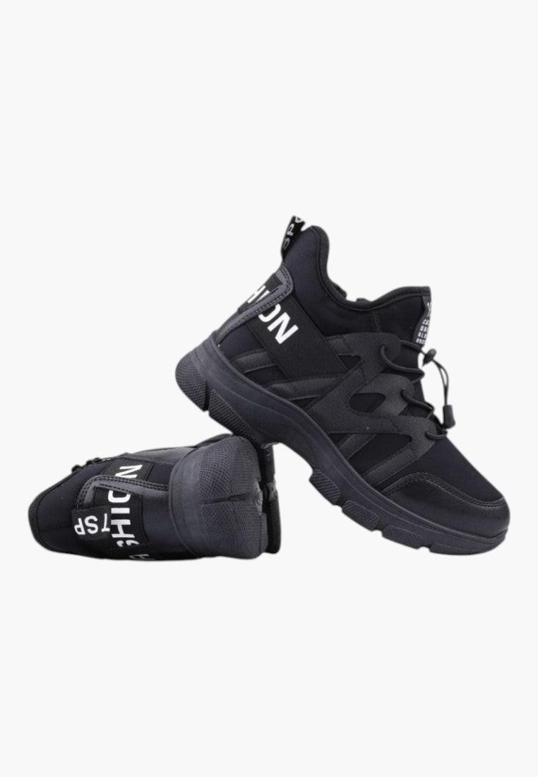 Stylowy widok lifestyle czarnych sneakersów damskich.