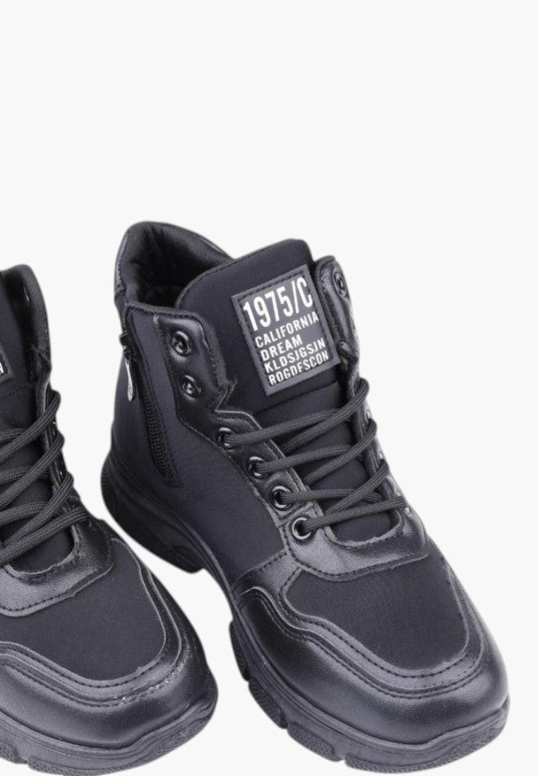 Czarne sneakersy damskie z detalem logo na boku.
