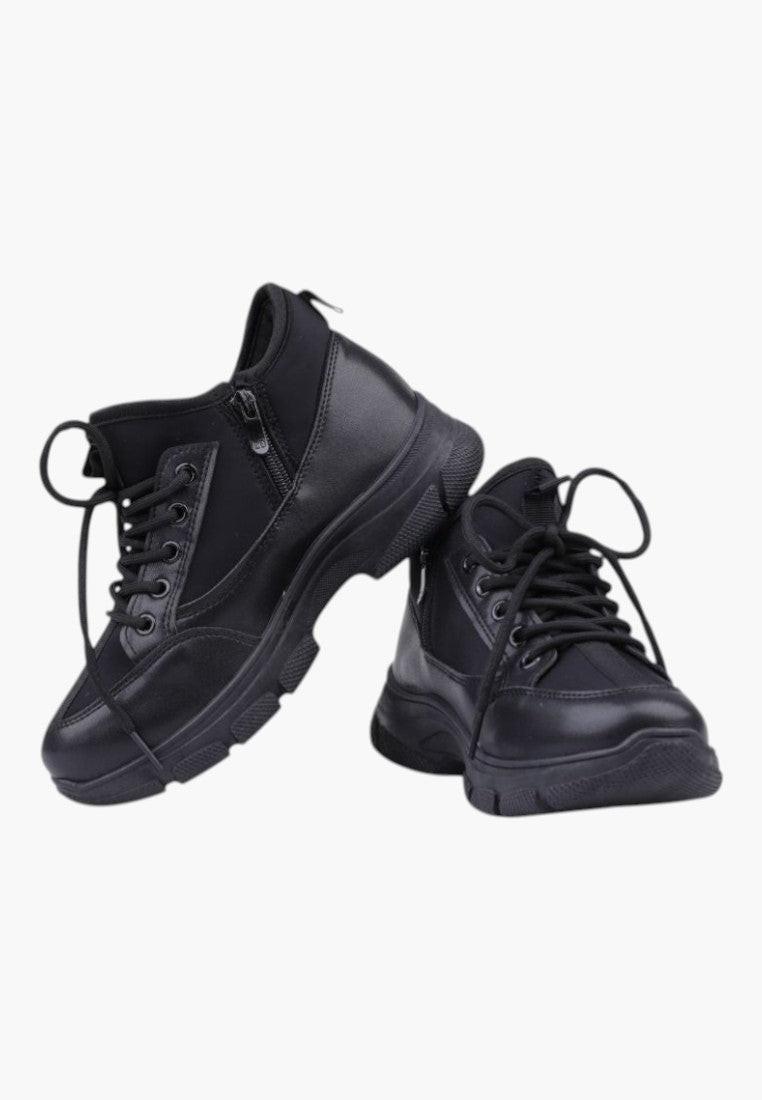 Czarne sneakersy damskie z masywną podeszwą, widok z przodu.