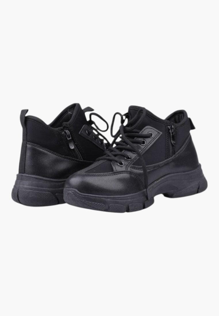 Czarne sneakersy damskie z masywną podeszwą, widok z przodu.