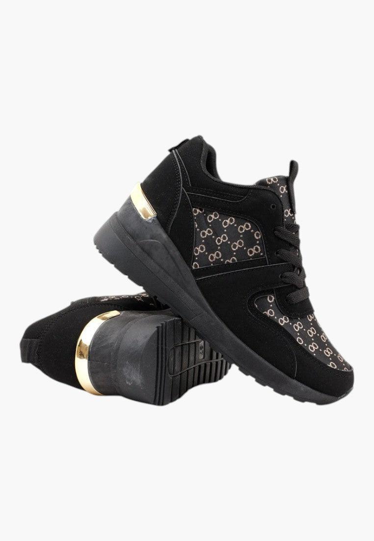 Czarne sneakersy z metalicznymi akcentami i sznurowaniem, widok z boku.