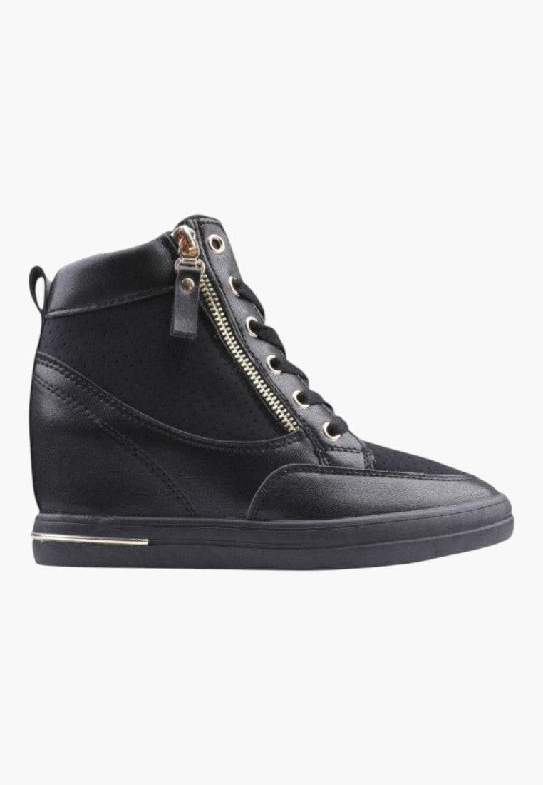 Szczegółowy widok na czarne sneakersy damskie z metalicznymi detalami