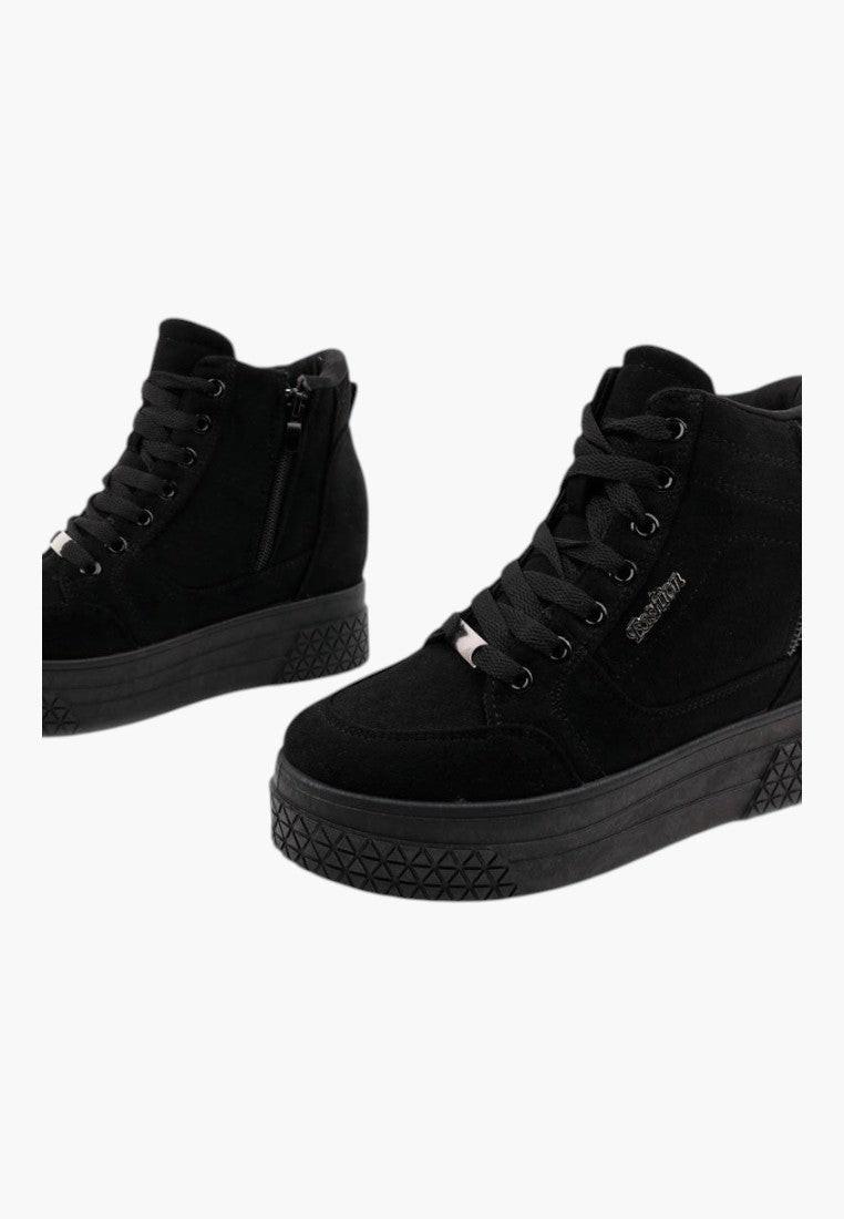Czarne sneakersy damskie na koturnie z sznurowadłami, widok z boku.