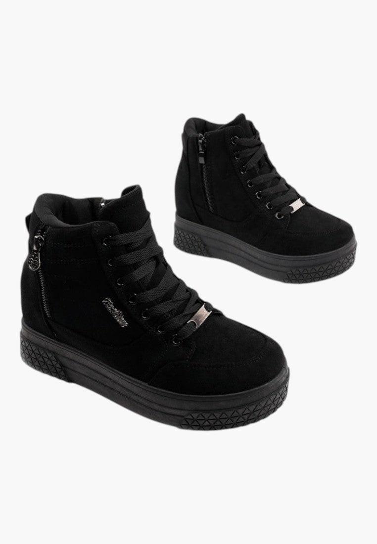 Czarne sneakersy damskie na koturnie z sznurowadłami, widok z boku.
