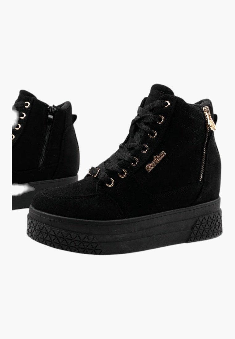 Czarne sneakersy damskie na koturnie z złotym suwakiem, stylizacja w otoczeniu