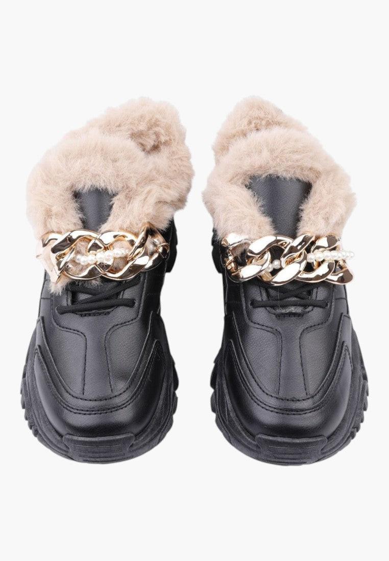 Czarne sneakersy damskie z futerkiem, widok z góry.