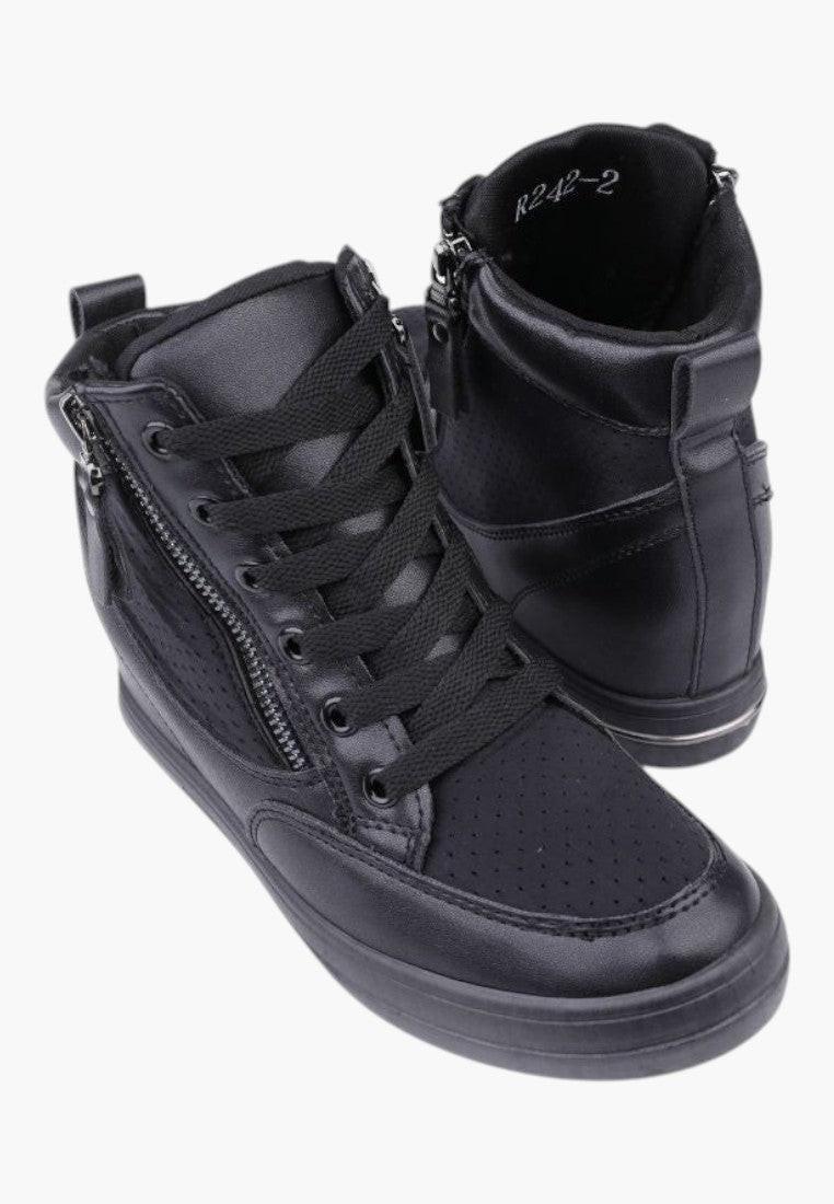 Inny widok czarnych sneakersów damskich z odpinanym paskiem.