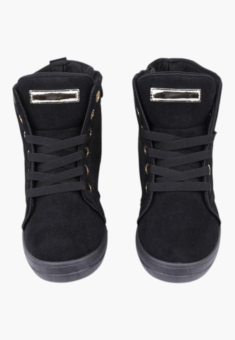Widok z boku czarnych sneakersów damskich z okrągłym noskiem