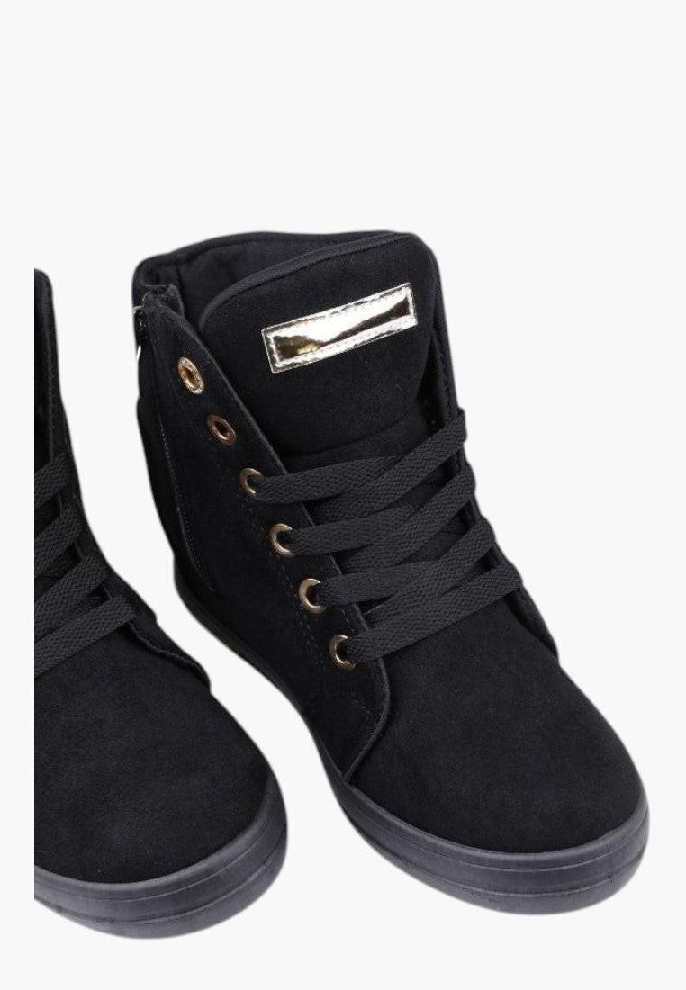 Zbliżenie na detale czarnych sneakersów damskich z okrągłym noskiem