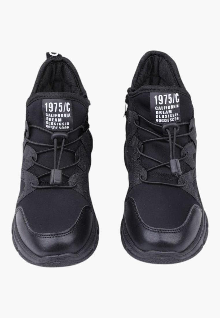 Widok z przodu czarnych sneakersów damskich z wyściełanym kołnierzem.