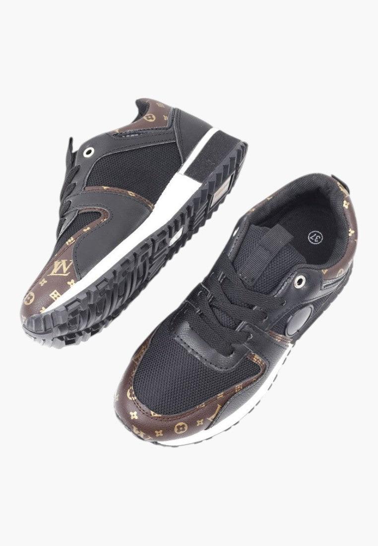 Bok czarnych sneakersów damskich z wzorem w panterkę, sznurowane, na białym tle.