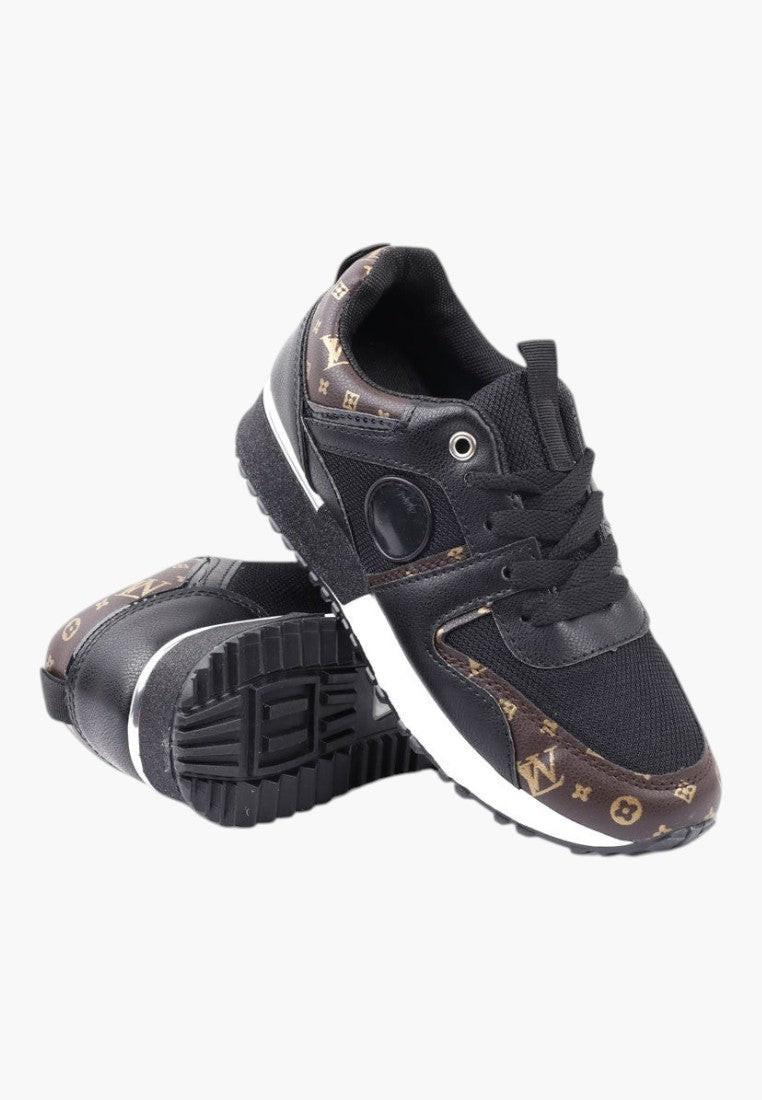 Bok czarnych sneakersów damskich z wzorem w panterkę, sznurowane, z amortyzowaną podeszwą.
