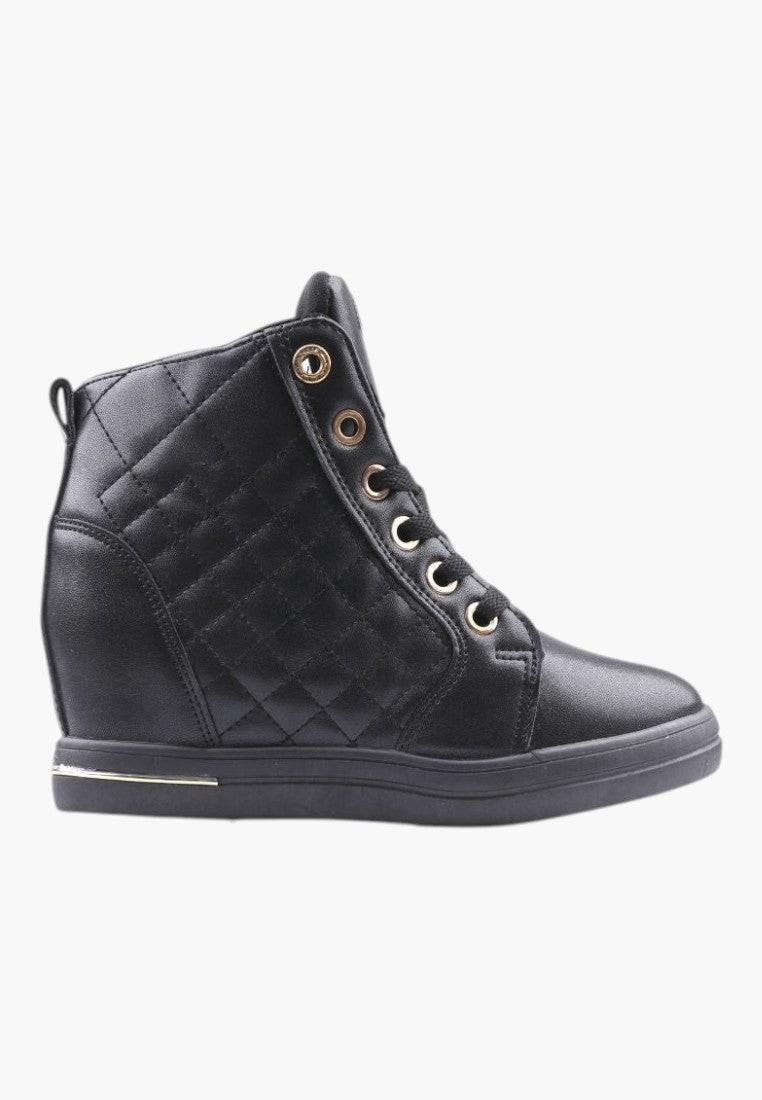 Widok z boku czarnych sneakersów damskich z pikowaniem.