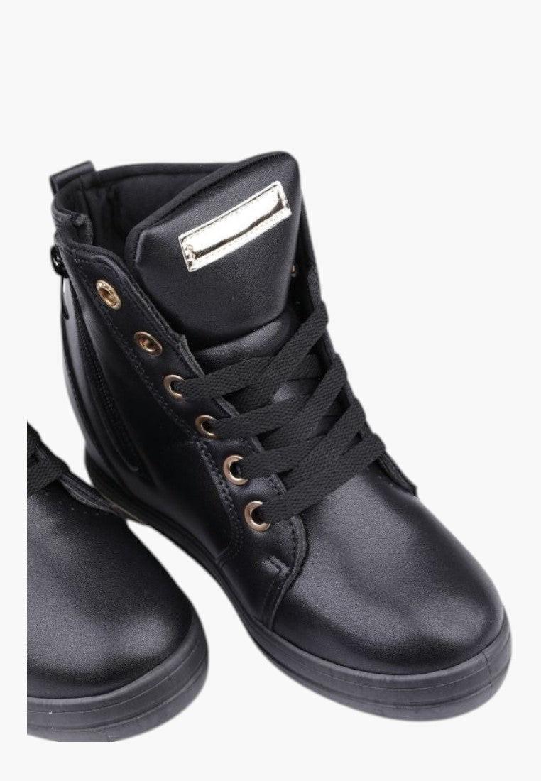 Widok z tyłu czarnych sneakersów damskich z pikowaniem.