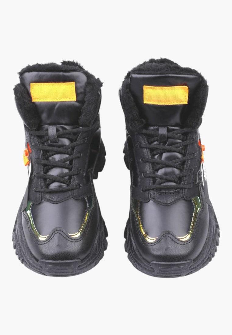 Czarne sneakersy damskie z sznurowanym zapięciem, widok z przodu.