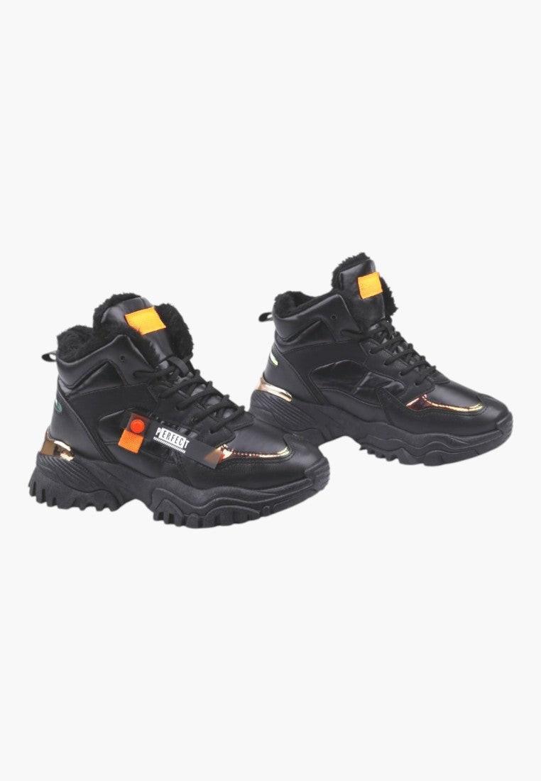 Czarne sneakersy damskie z sznurowanym zapięciem, widok z przodu.