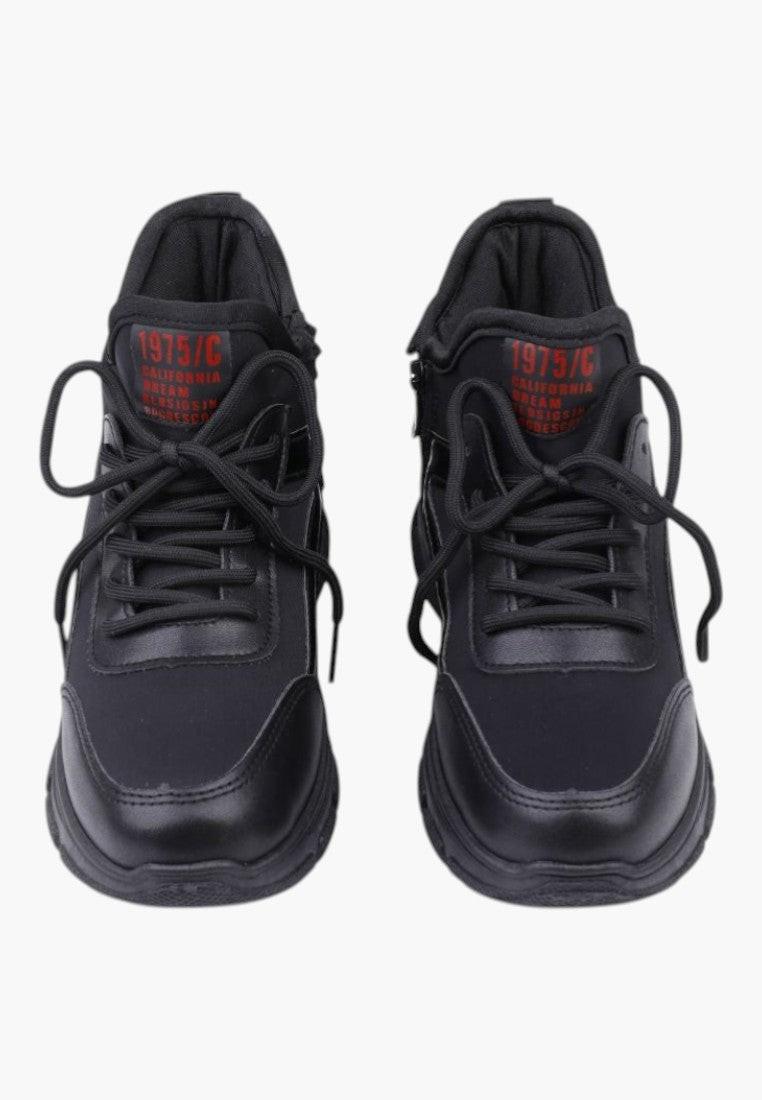 Czarne sneakersy damskie z przodu, z detalem logo, na białym tle