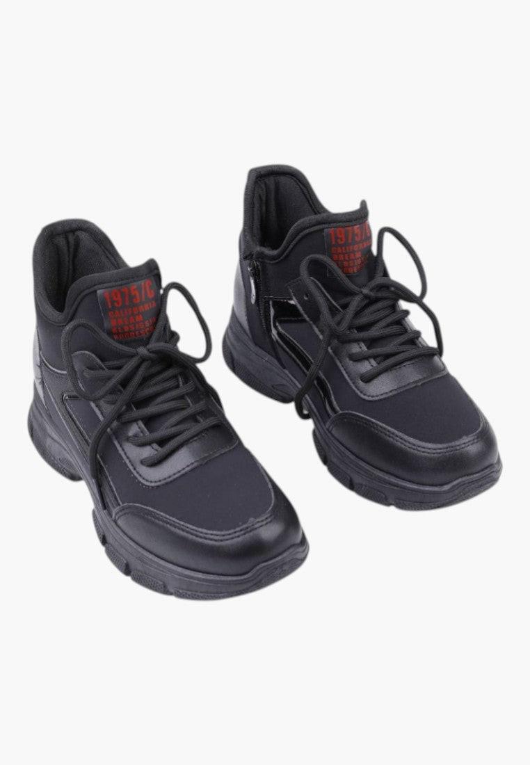 Czarne sneakersy damskie z przodu, sznurowane, na białym tle