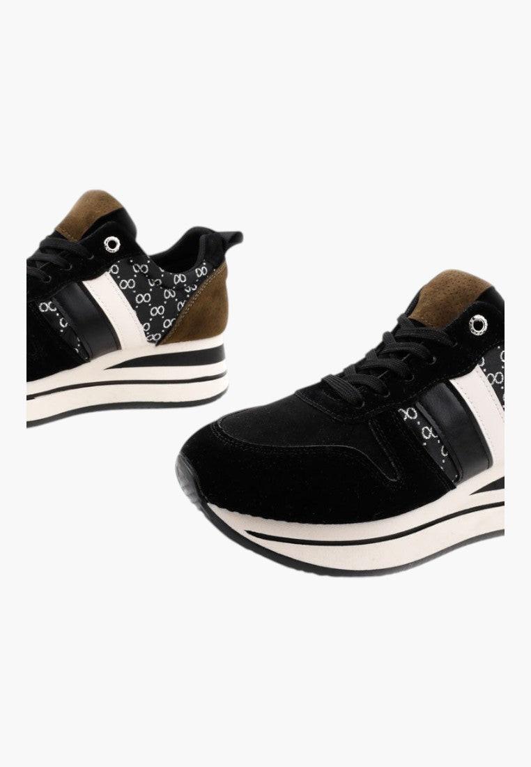 Siateczkowe detale czarnych sneakersów damskich, widok z boku.