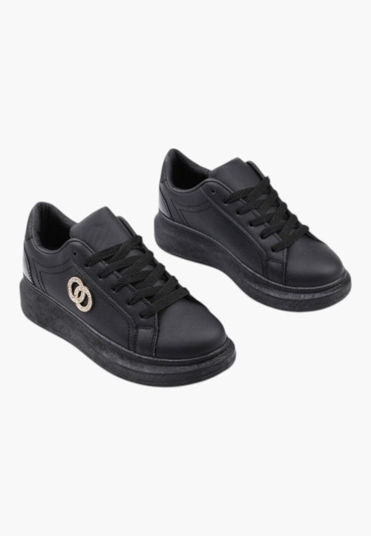 Czarne sneakersy damskie z gładkim wykończeniem, widok z boku.