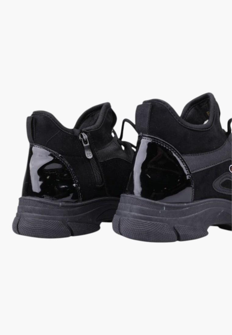 Czarne sneakersy damskie sportowe z siateczkową cholewką z tyłu.