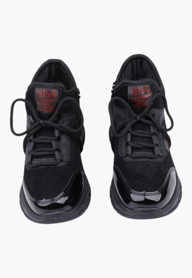 Czarne sneakersy damskie sportowe z teksturowaną powierzchnią w zbliżeniu.