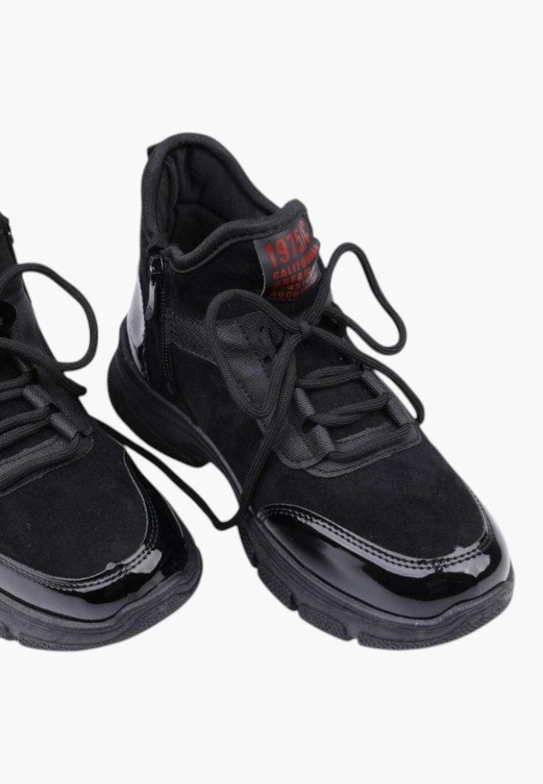 Czarne sneakersy damskie sportowe z wiązaniem na sznurówki i logo w zbliżeniu.