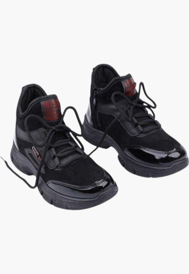 Czarne sneakersy damskie sportowe z wysokim designem w białym tle.