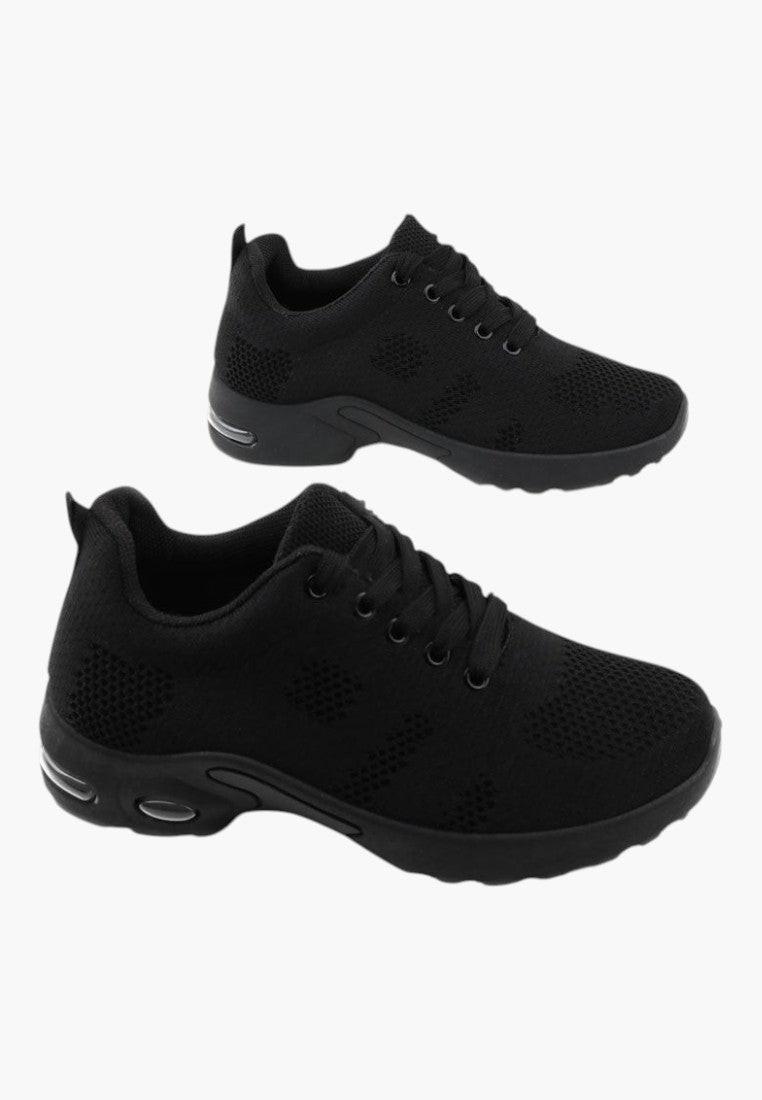 Czarne sneakersy damskie w stylu casual, widok lifestyle.