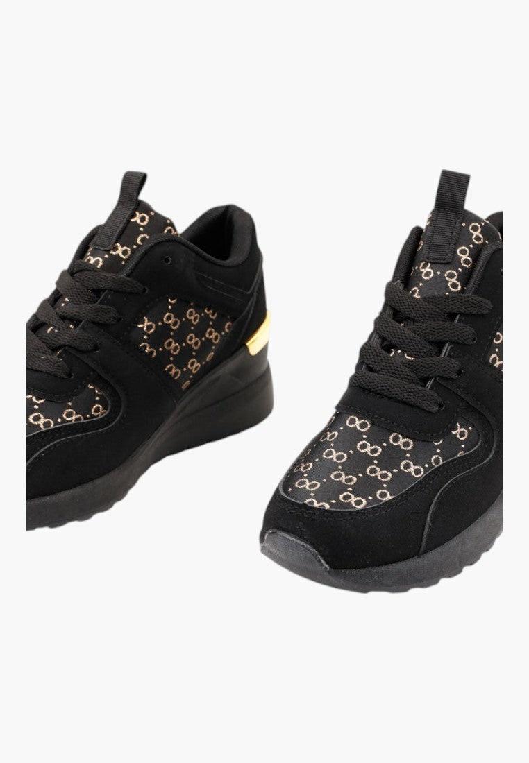 Czarne sneakersy w stylu casual, widok lifestyle.