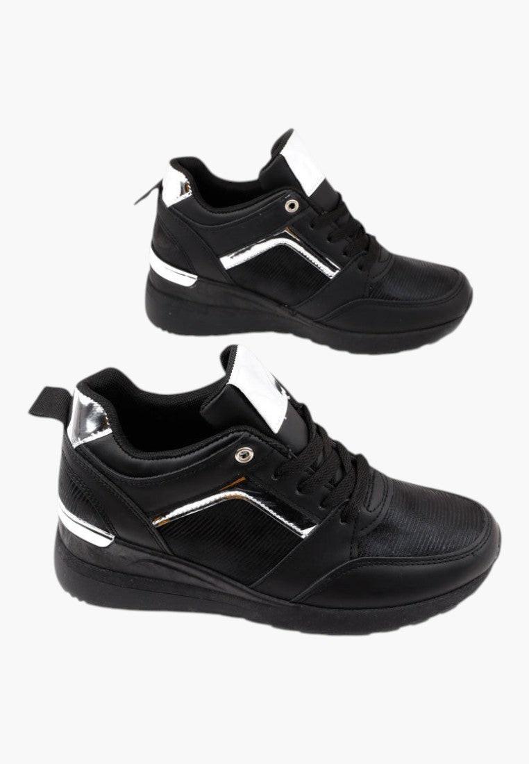 Czarne sneakersy damskie w codziennej stylizacji.