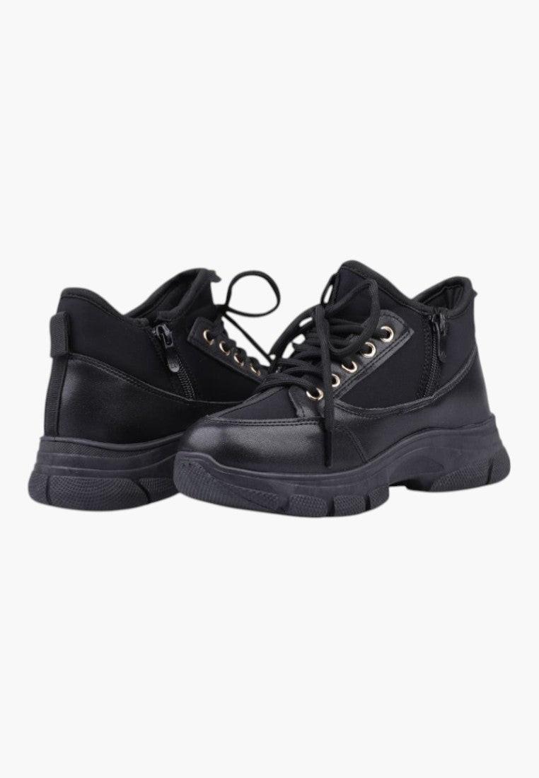 Czarne sneakersy damskie z detalem sznurowania z boku na białym tle