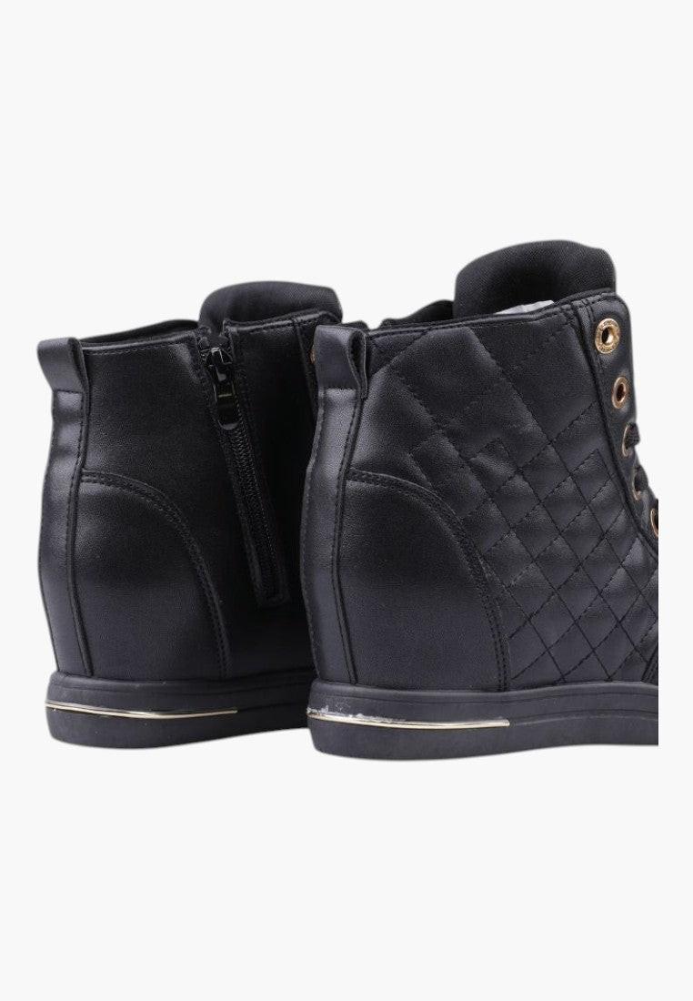 Zbliżenie na detale sznurowania czarnych sneakersów damskich.