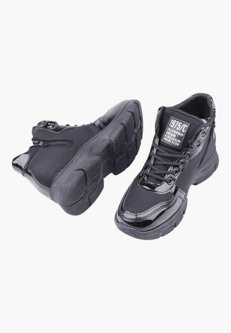 Czarne sneakersy damskie z sznurówkami, widok z góry.