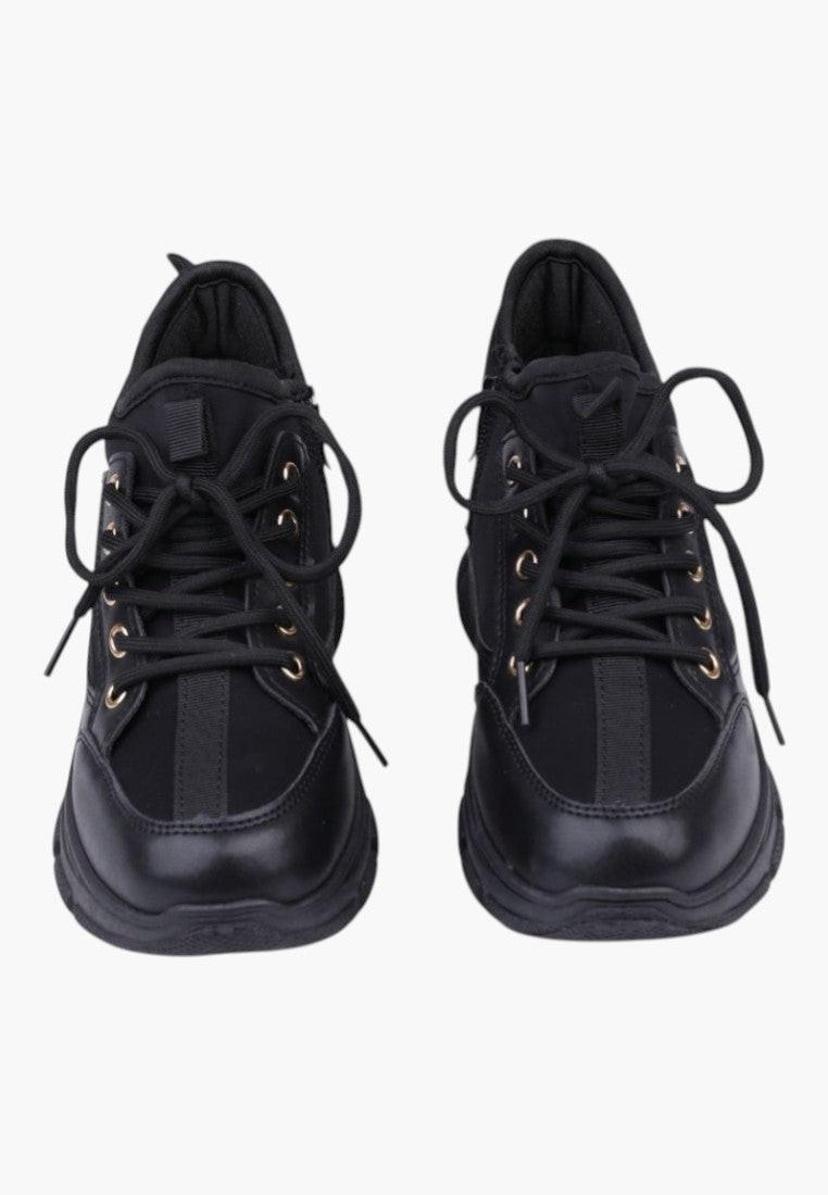 Czarne sneakersy damskie z teksturowaną cholewką na białym tle