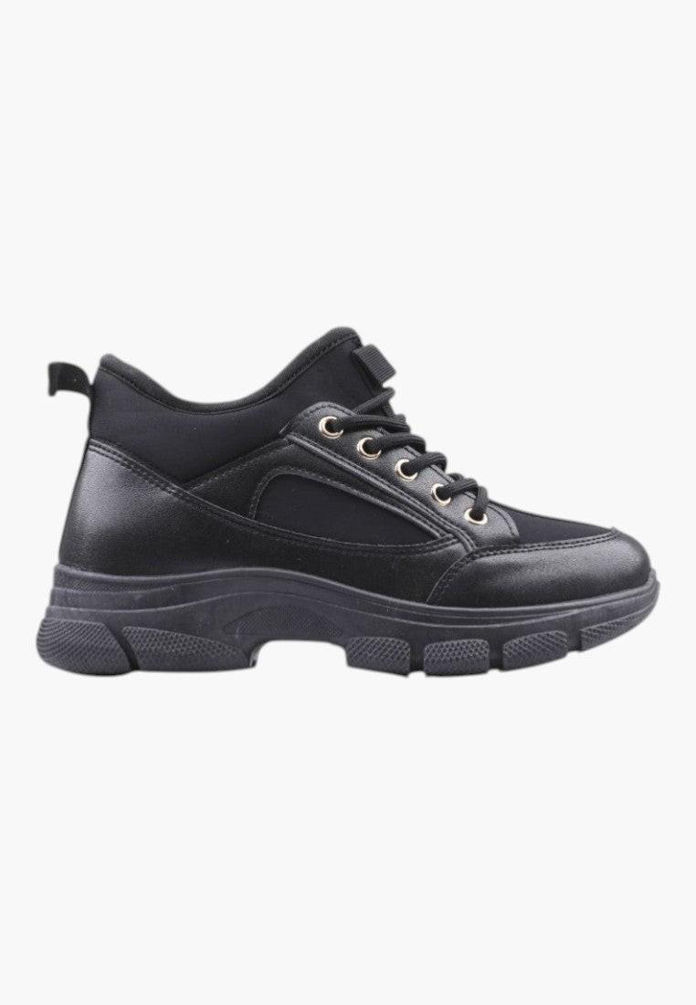 Czarne sneakersy damskie z teksturowaną cholewką z boku na białym tle