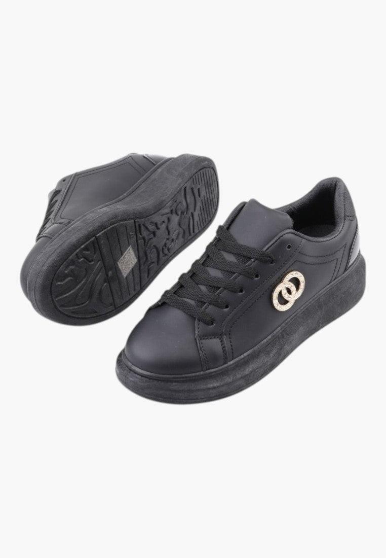 Czarne sneakersy z teksturowaną cholewką, widok z boku.